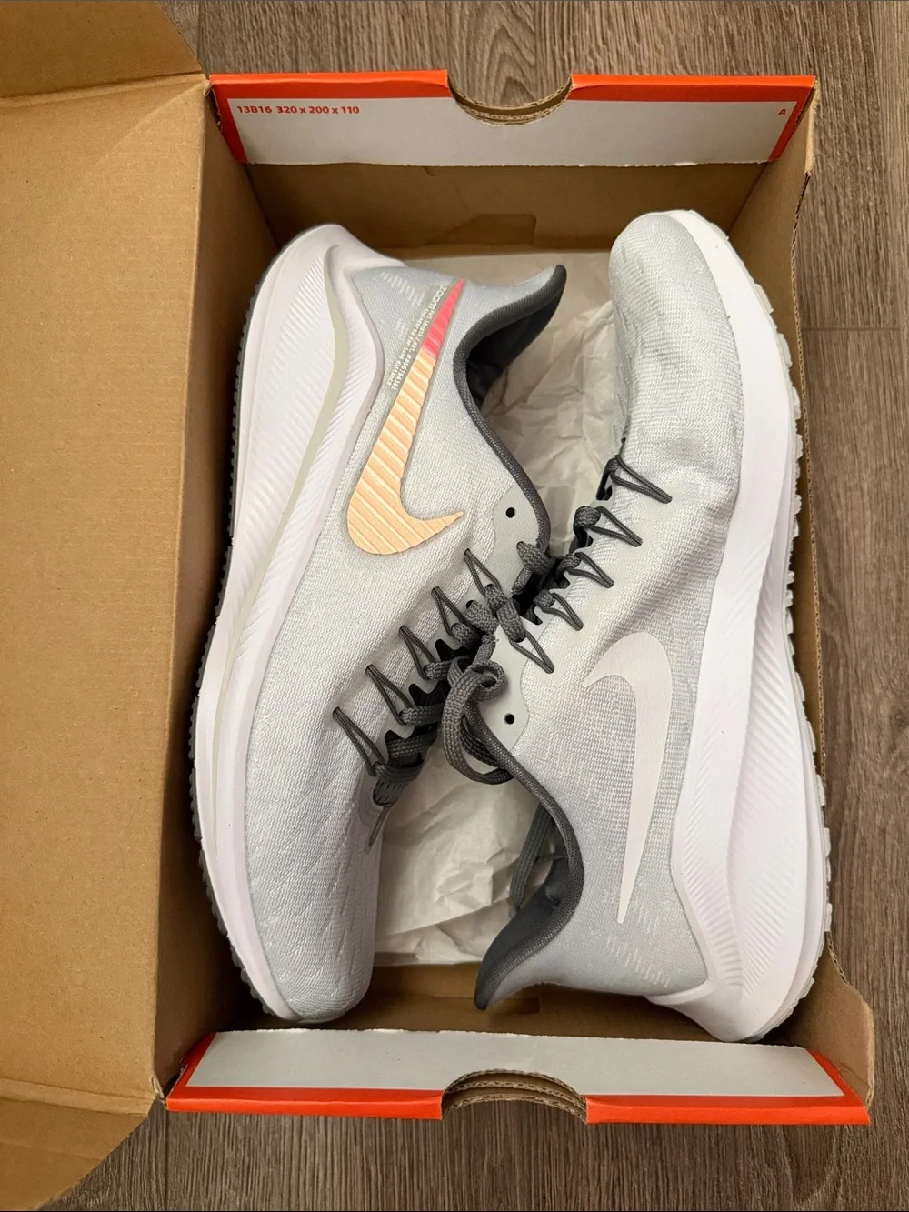Nike WMNS Air Zoom Vomero 14 in Pure Platinum and Crimson Tint